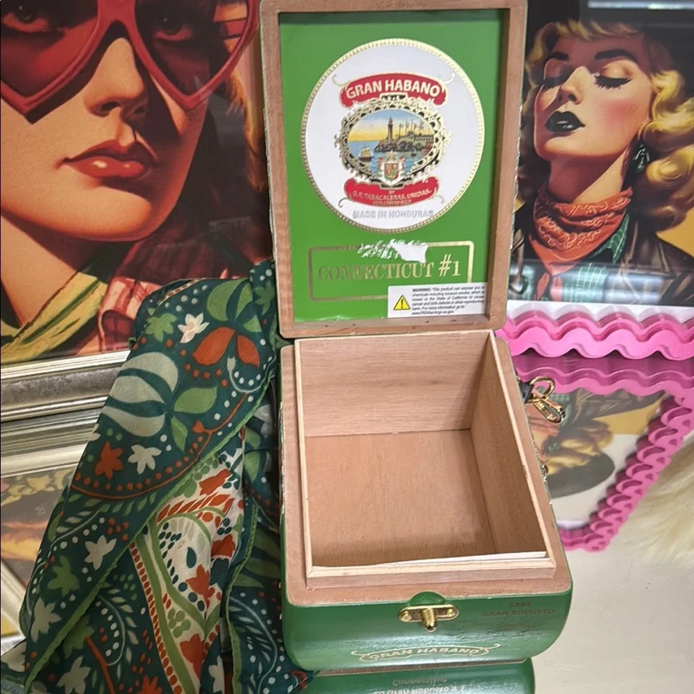 Custom Cigar Box Purse - Picture 3 of 4